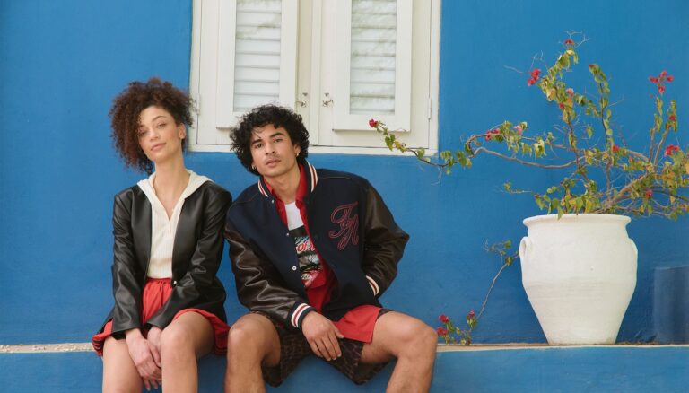 About You vs FashionDays: Cine are reduceri mai bune la haine?